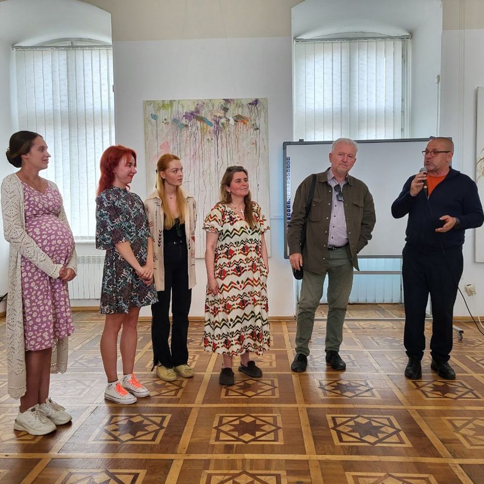8675Чотири мисткині представили в Ужгороді спільну виставку «Квітень в квадраті»