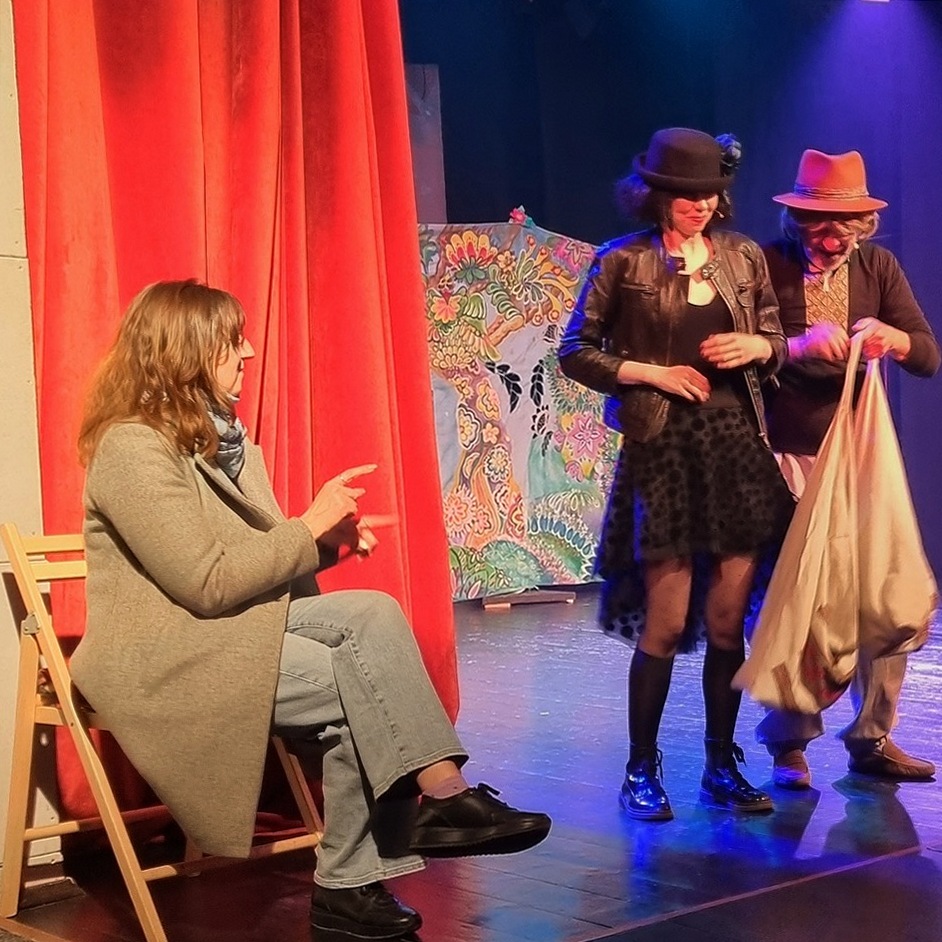 9560Закарпатський обласний театр драми та комедії запросив дітей із порушеннями слуху на показ інтерактивної казки-гри