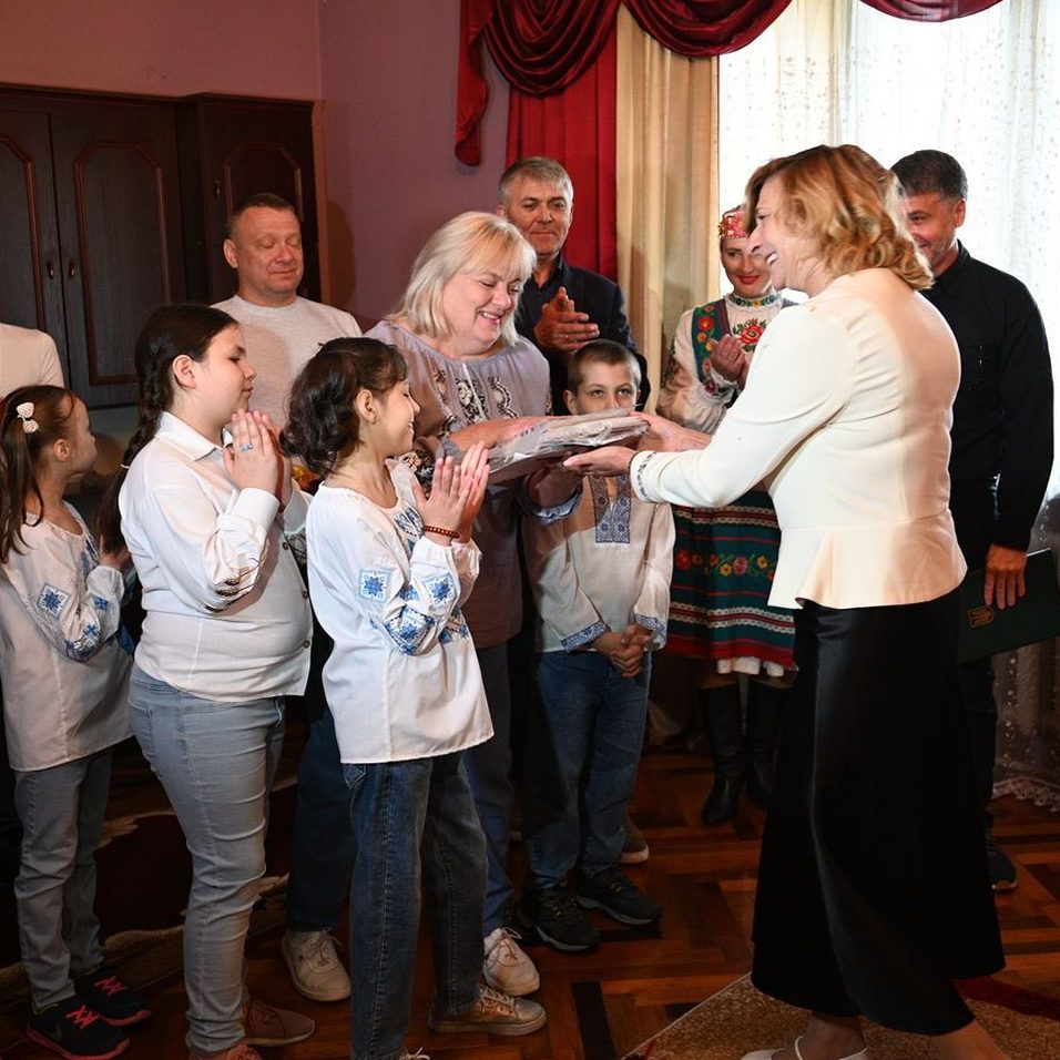 10068Закарпатський народний хор долучився до облаштування нової оселі для родини з Дніпровщини