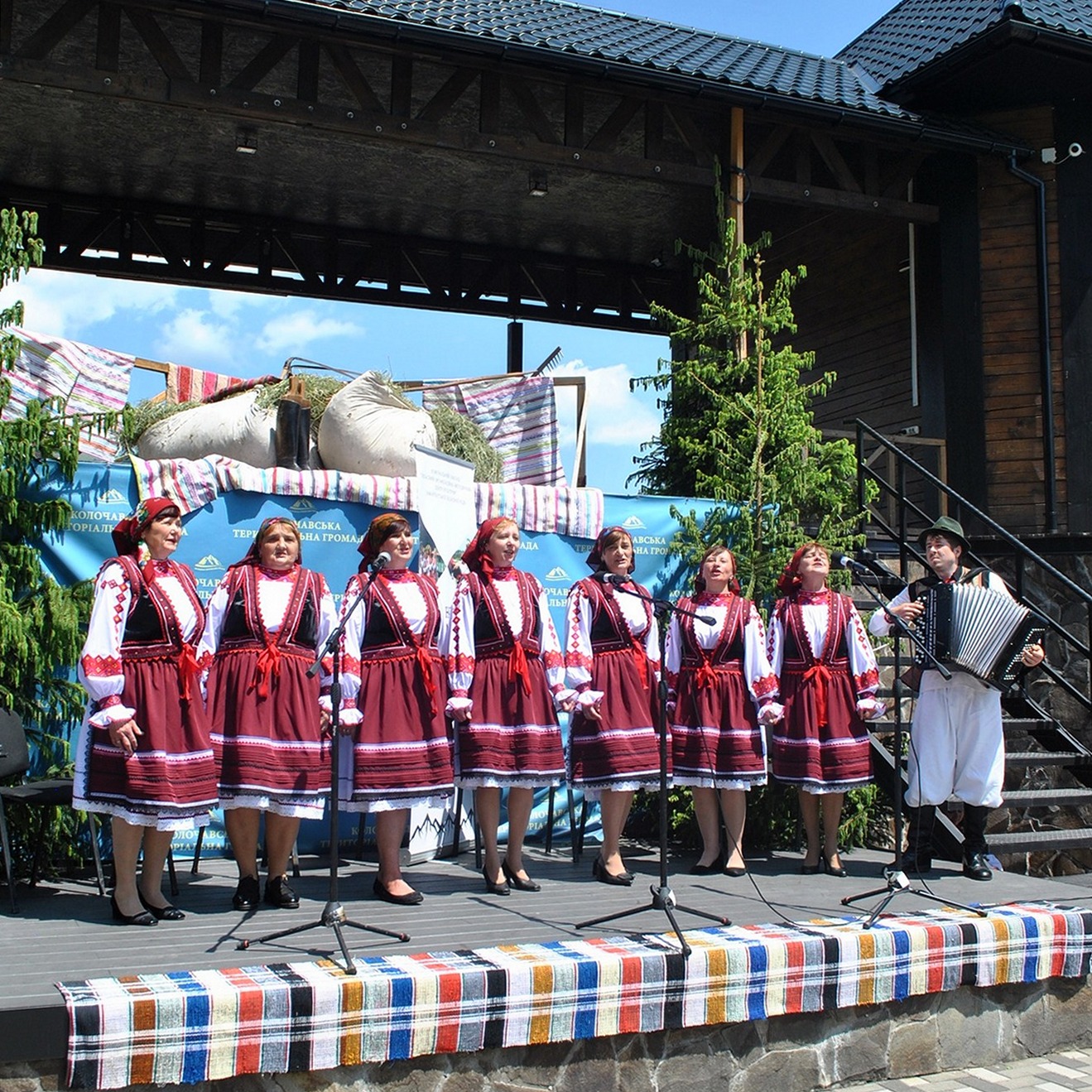 10759У Колочаві відбувся обласний фестиваль-конкурс коломийки «Співаночки мої милі»