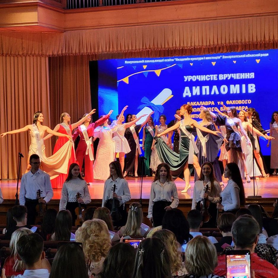 11391Випускникам Академії культури і мистецтв урочисто вручили дипломи