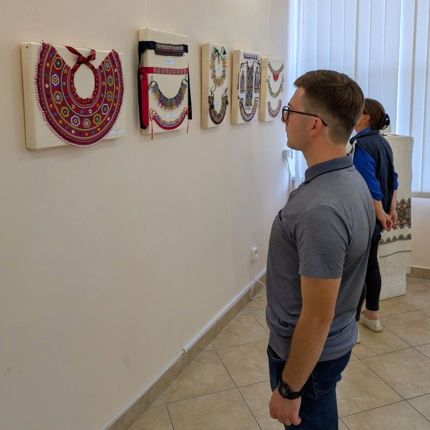 13176Виставку прикрас із бісеру розгорнуто в Закарпатському музеї народної архітектури та побуту