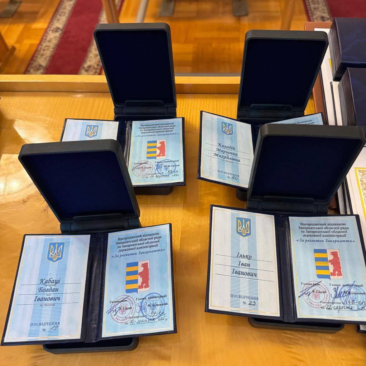 14347Під час чергової сесії Закарпатської обласної ради вручено нагороди та відзнаки діячам культури і митцям