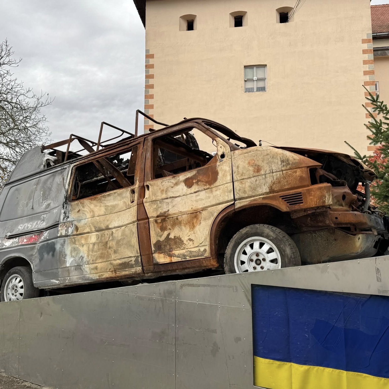 16000В Ужгородському замку представили виставку просто неба «Знищена швидка»