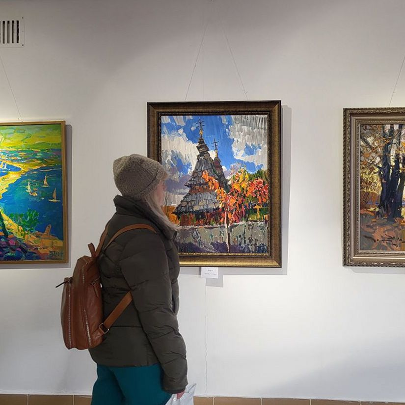 17126Закарпатські митці представили в Ужгороді виставку «Подорожі»