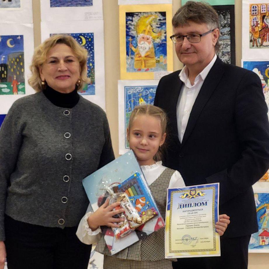 17337«До нас іде Миколай» – в Ужгороді розгорнуто виставку робіт учнів мистецьких шкіл області