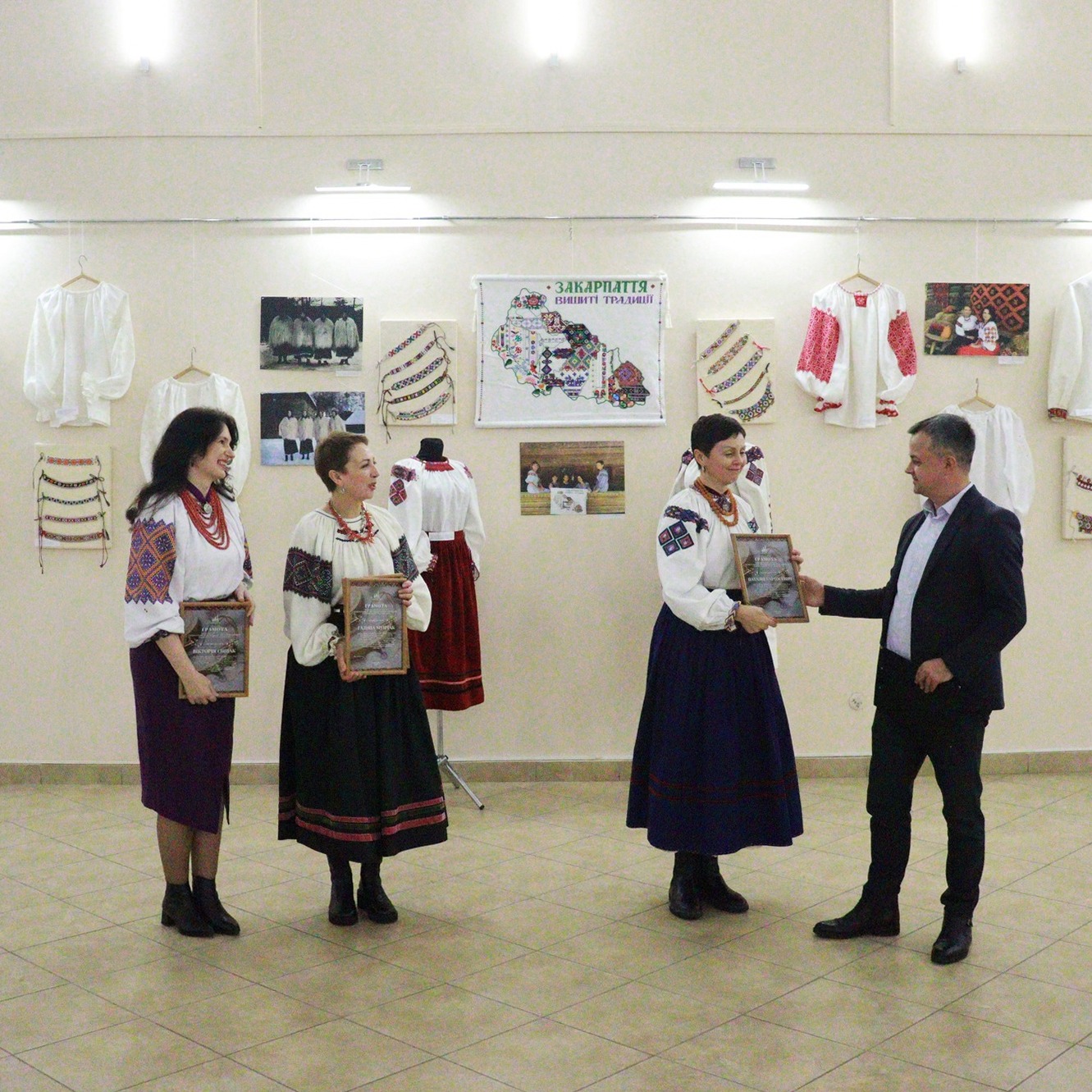 17546В Ужгороді діє виставка за підсумками десятиріччя діяльності студії вишивки «Косиця»