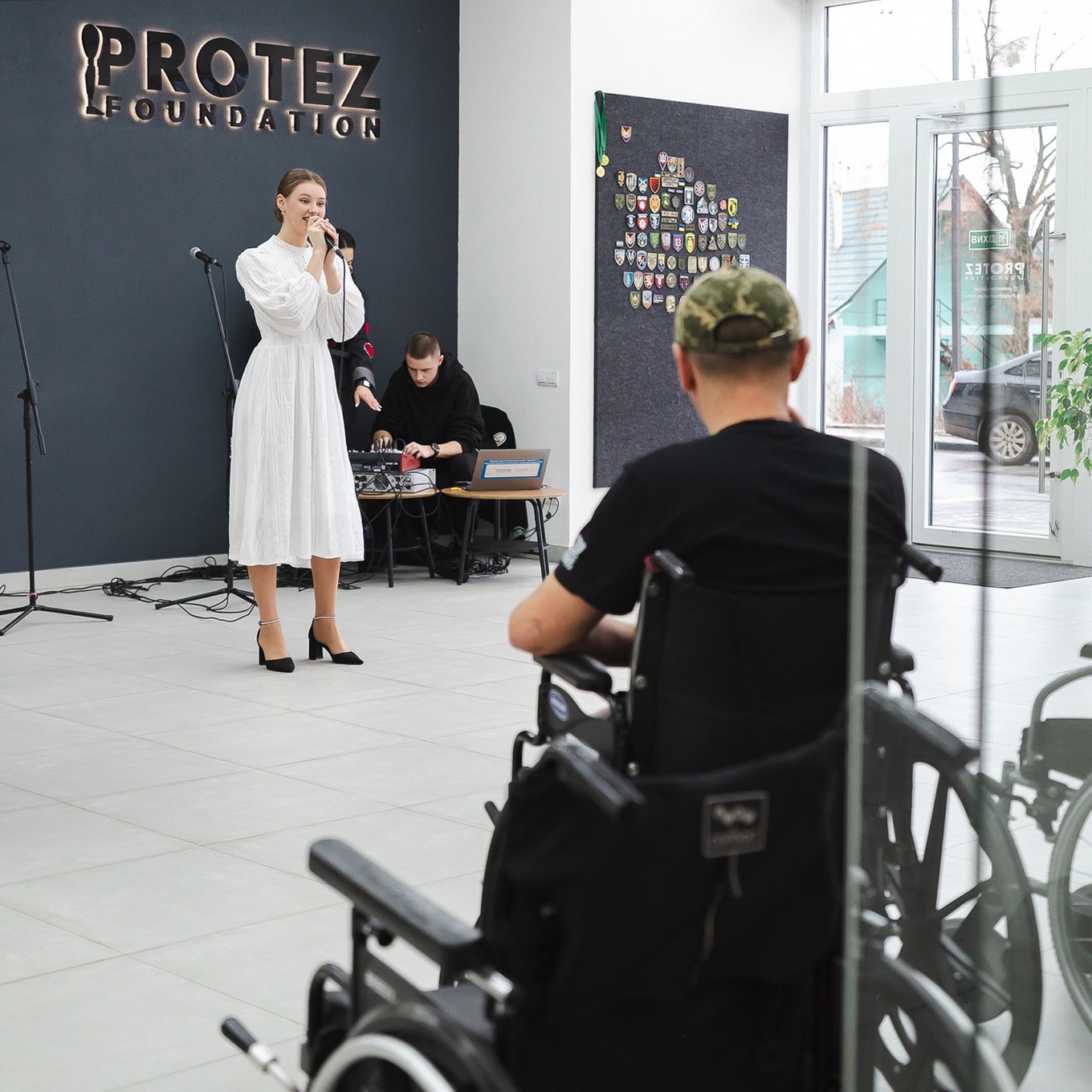 21498Студенти АКіМ завітали з концертом до військових, які проходять реабілітацію у Сваляві