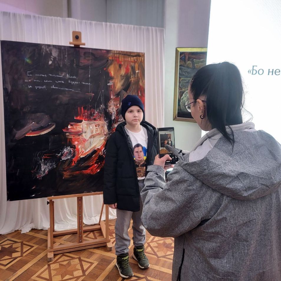 19607В Ужгороді представили моновиставку картини, присвяченої полеглим Героям України