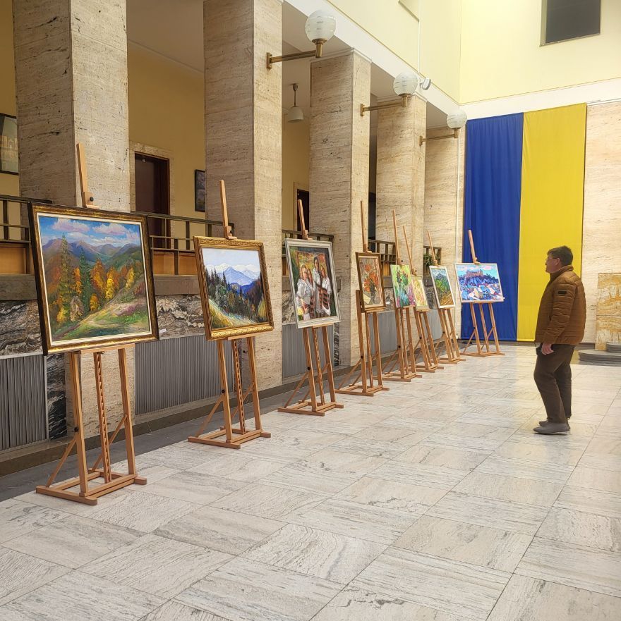 20721Закарпатські художники представили виставку-продаж робіт на підтримку українського війська