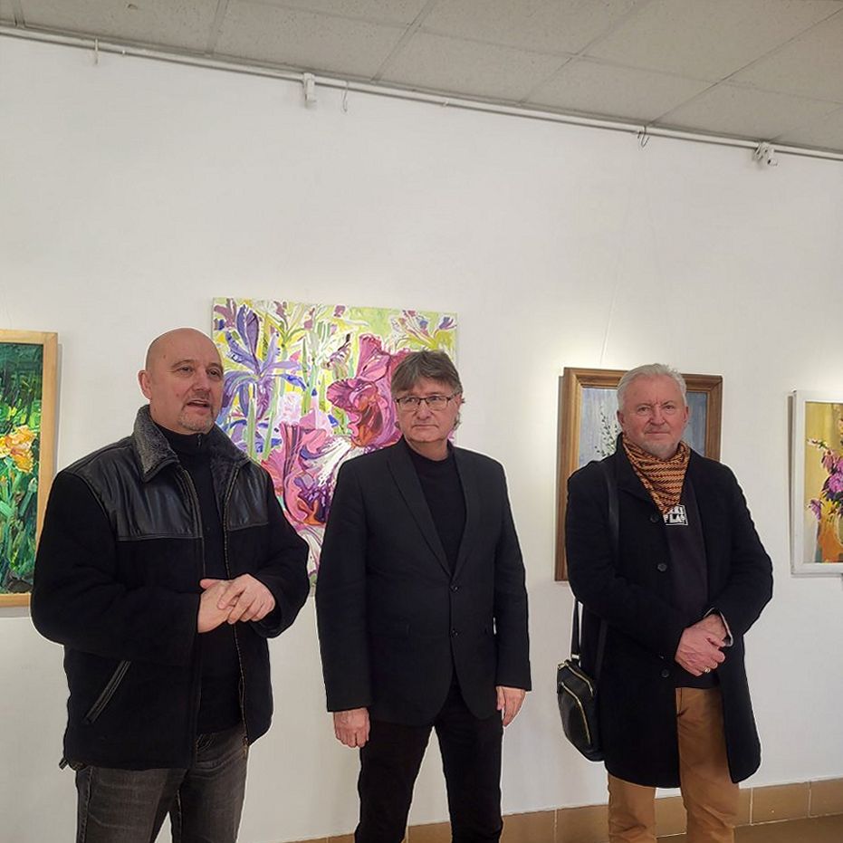 20044Закарпатські художники відкрили в Ужгороді тематичну виставку «Подих весни»