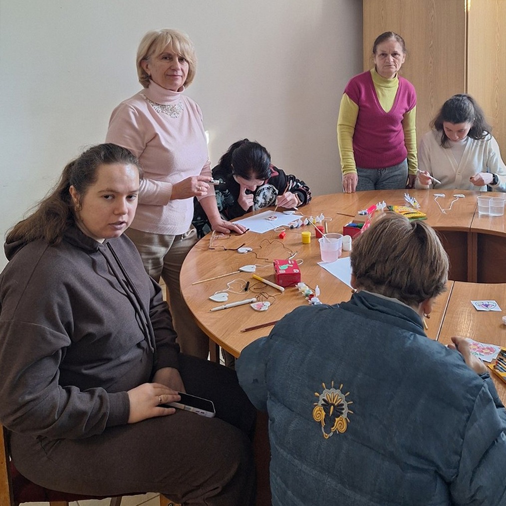 21467Працівниці Закарпатського ООМЦК провели творчий майстер-клас для людей із інвалідністю