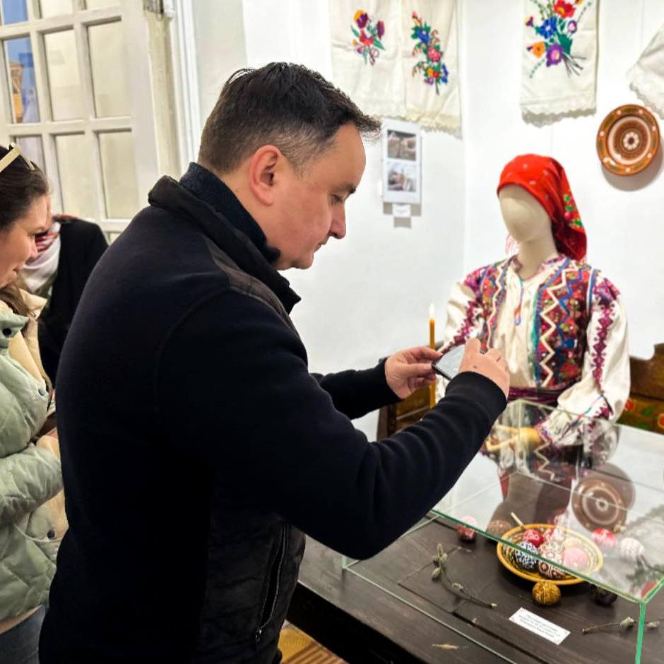 21294В Ужгородському замку до прийдешнього свята розгорнули виставку «Великий день, Світлий день»