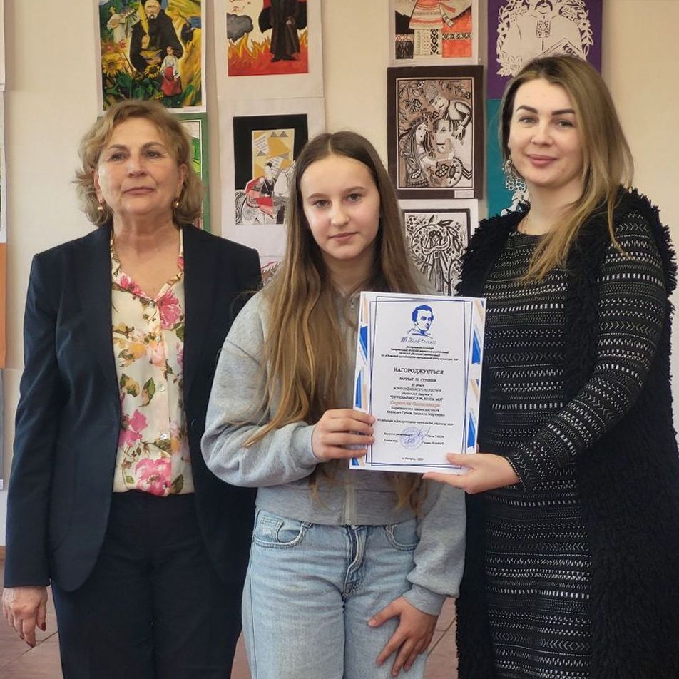 20020Роботи учасників обласного етапу конкурсу «Об’єднаймося ж, брати мої» представлено виставкою