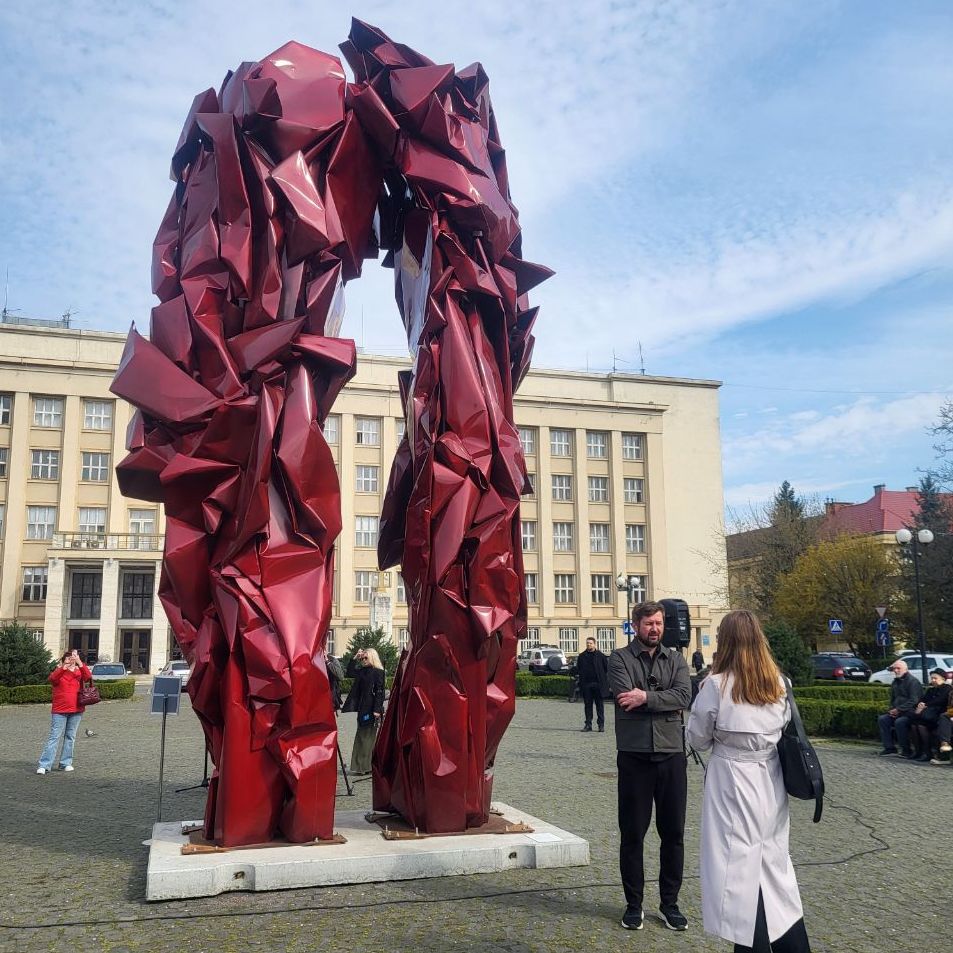 21187На головній площі області представили роботу Михайла Деяка «Реконструкція подій»