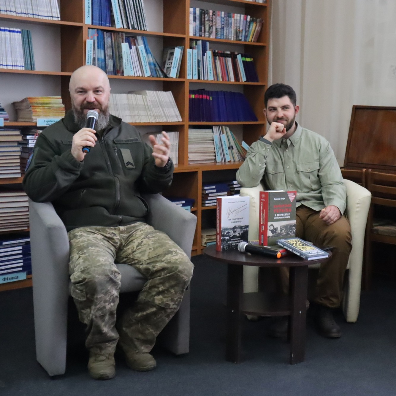 21589В ЗОУНБ ім.Ф.Потушняка представили виставку світлин «Книги на лінії фронту»