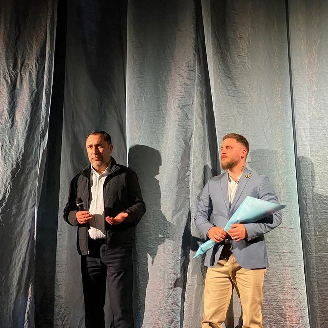 21208Закарпатський облмуздрамтеатр із нагоди професійного свята приймав вітання і порадував глядачів прем’єрою