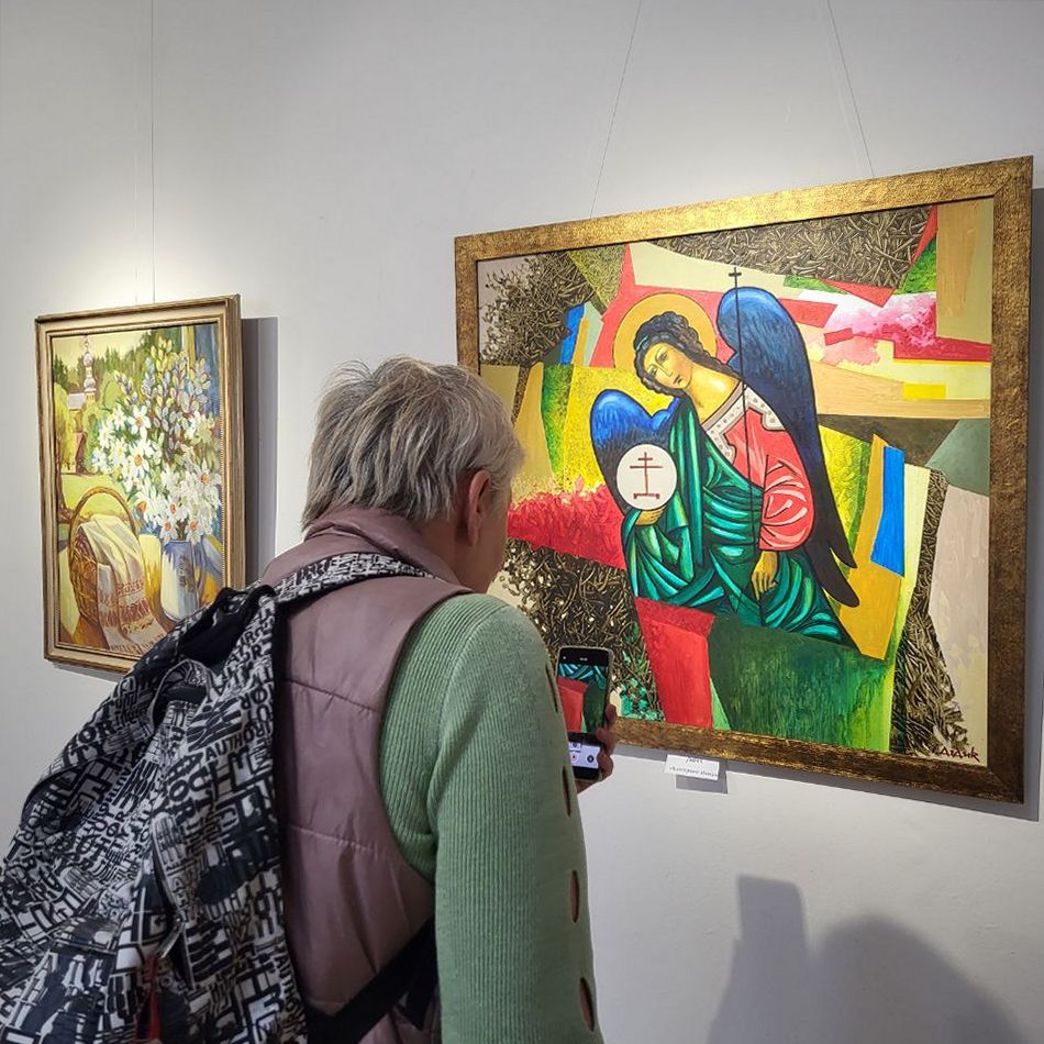 21633Закарпатські митці представили в Ужгороді тематичну виставку «Пасха 2026»