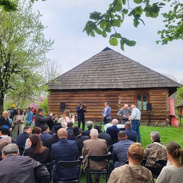 22072На території Ужгородського скансену врочисто заклали перший камінь у фундамент майбутнього експонату – дерев’яної синагоги