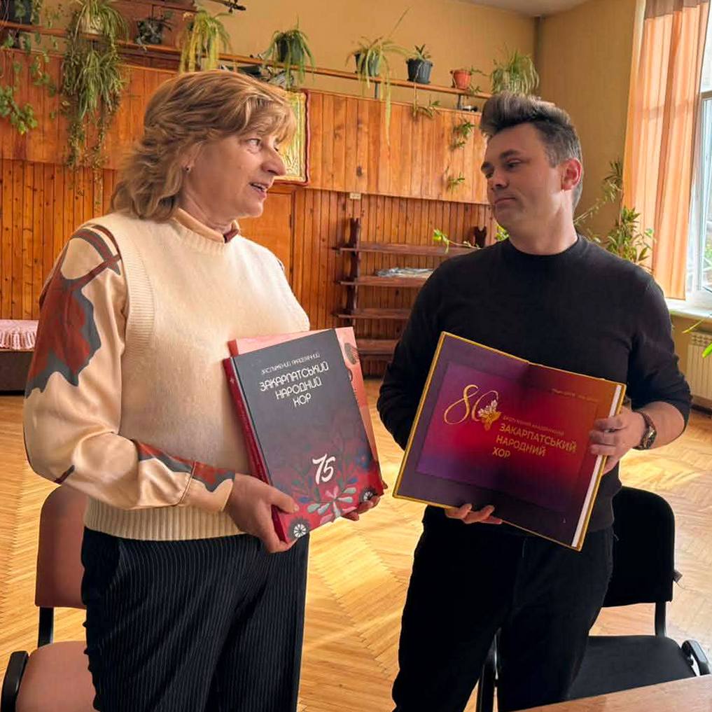 22576Закарпатський народний хор отримав ексклюзивний подарунок від фотомитців АКіМ