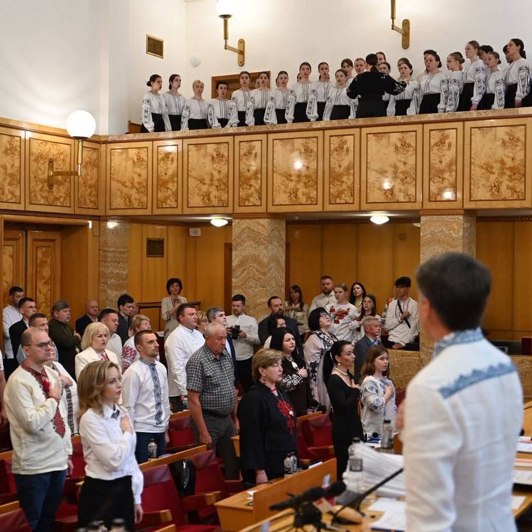 23643Під час чергової сесії Закарпатської облради вручено високі нагороди представникам галузі культури і митцям