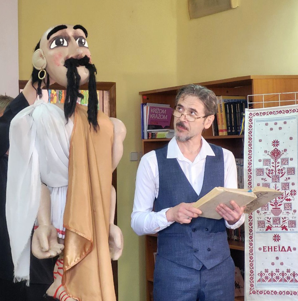 24615В Ужгороді яскраво презентували унікальний гастрономічний рушник «Енеїда»
