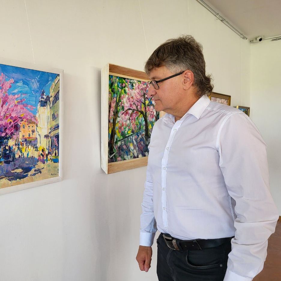24902Професійні митці та художники-аматори з різних куточків краю представили в Ужгороді «Мистецьку імпрезу»