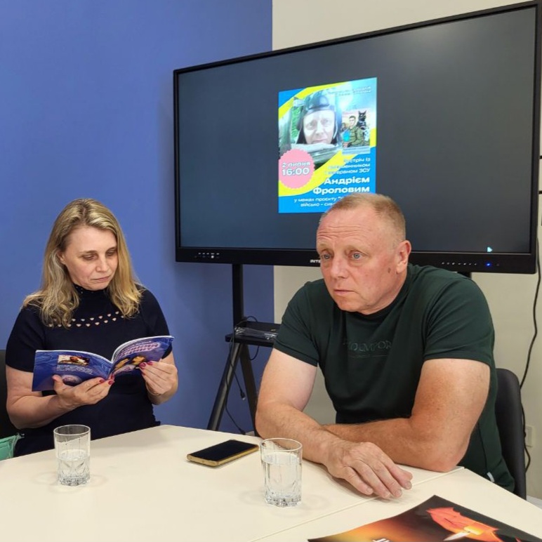 25488Ветеран ЗСУ Андрій Фролов презентував у ЗОУНБ ім.Ф.Потушняка свою дебютну книгу