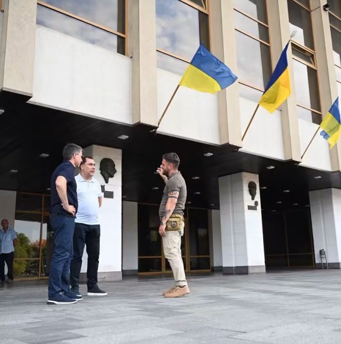 26511Керівники краю оглянули оновлену глядацьку залу Закарпатського облмуздрамтеатру
