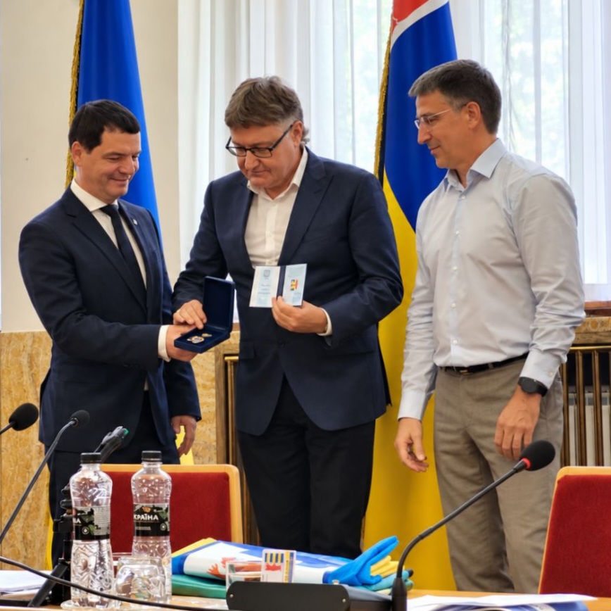 27761На сесії облради ухвалили рішення у сфері культури та вручили Євгену Тищуку відзнаку «За розвиток Закарпаття»