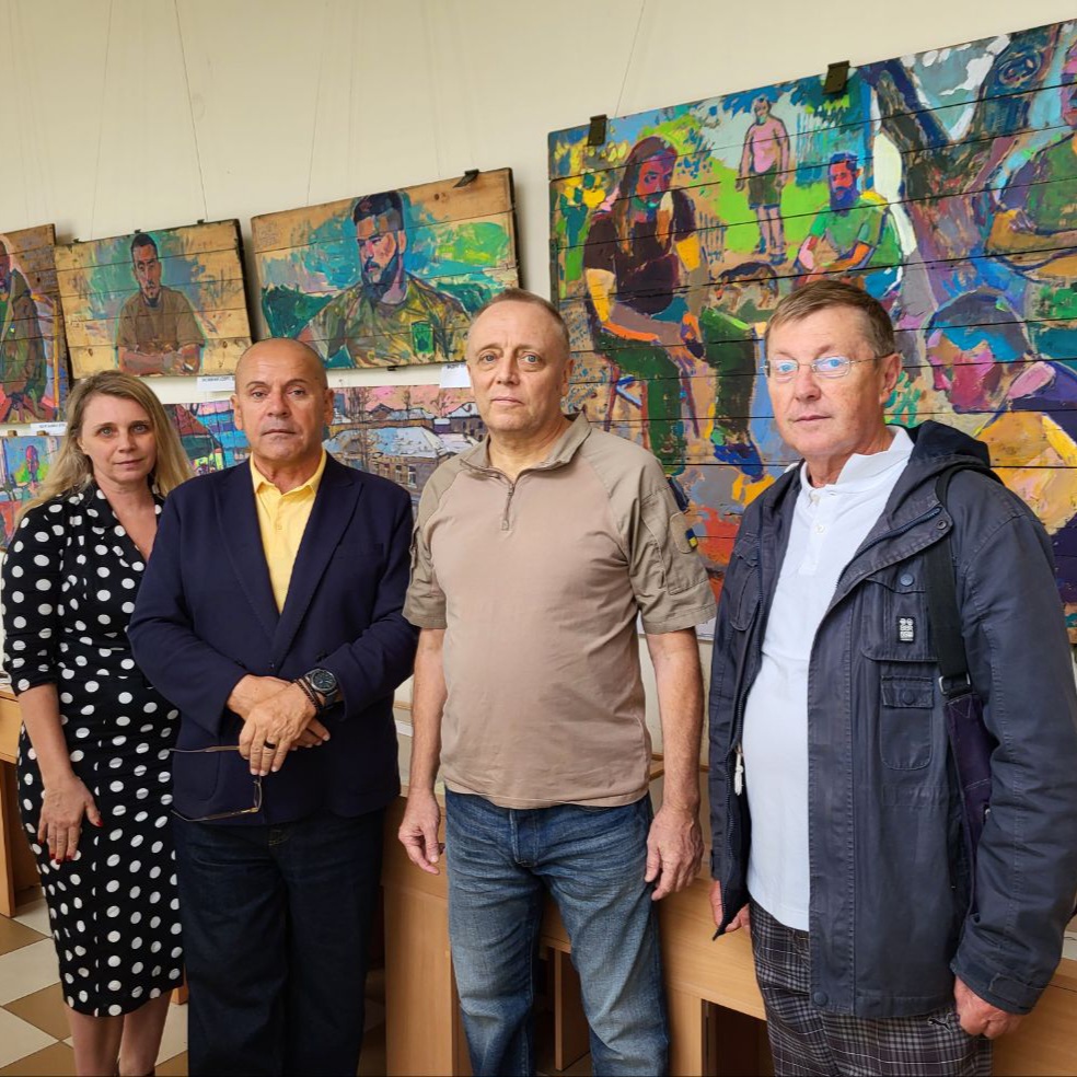 28102В Ужгороді представили обласну виставку «Осінь – 2026» й експозицію «Кольори стійкості. Вцілілі з полум’я»