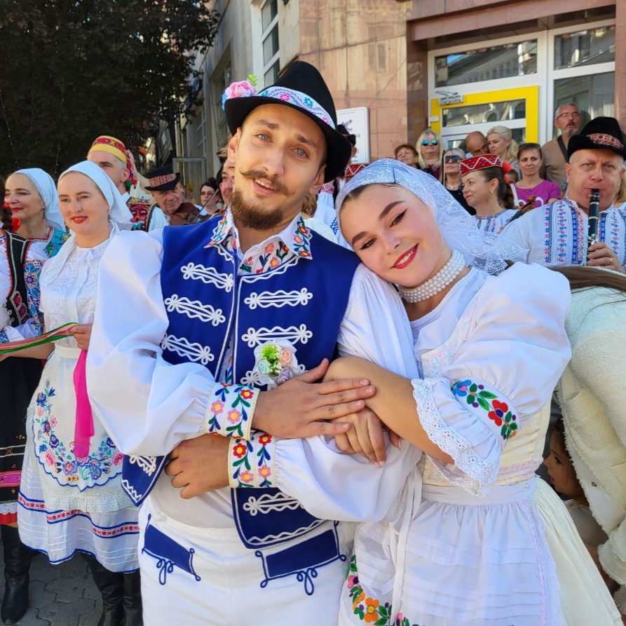28261«Іде свадьба згори» – в середмісті Ужгорода відбулася яскрава презентація закарпатського фольклору