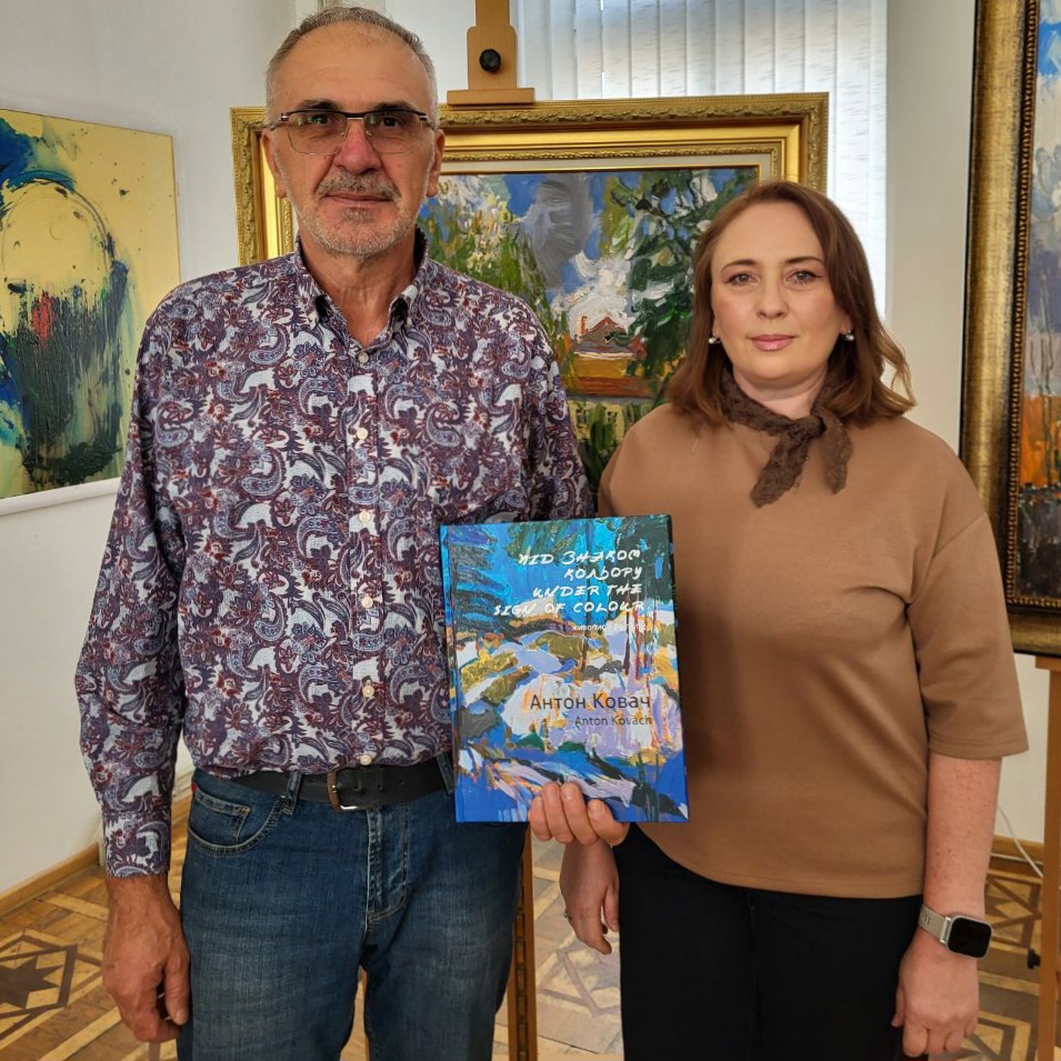 29611Художник Антон Ковач презентував  нове альбомне видання «Під знаком кольору»